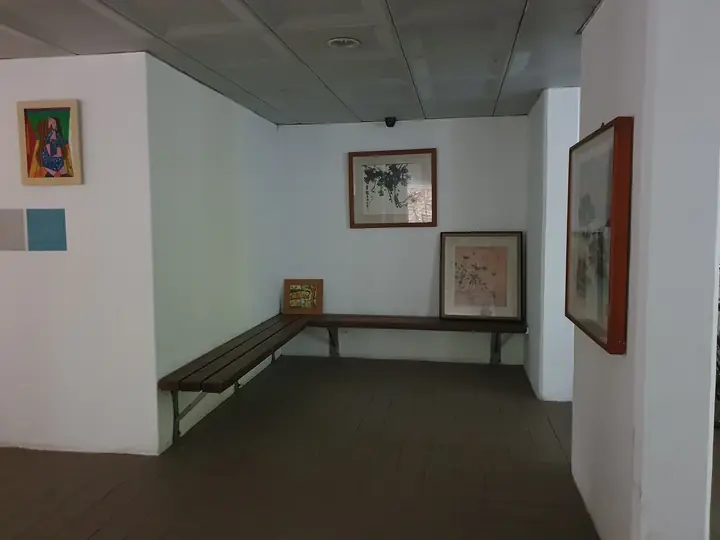 그림을 건 필로티 쉼터