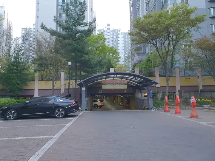 지붕 덮인 지하주차장 입구