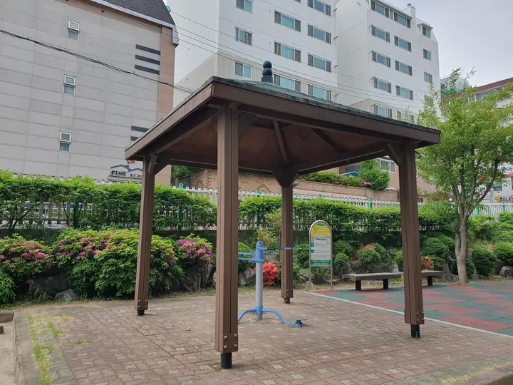 정자 아래 운동기구