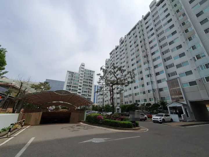 주차장 따라 길게 이어진 15층 동