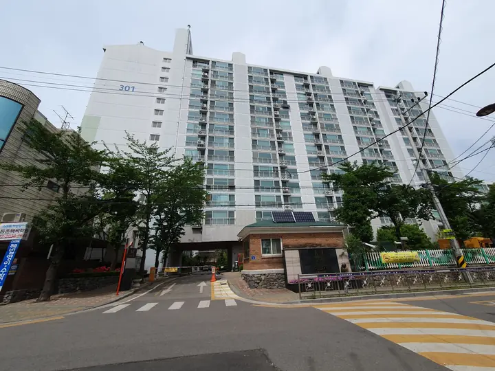 정문 너머 301동