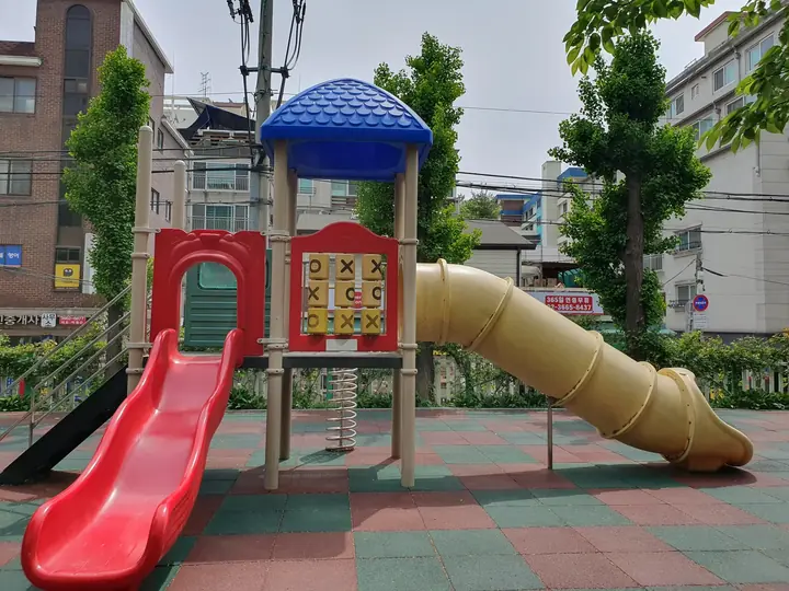 빨간 미끄럼틀과 터널 미끄럼틀