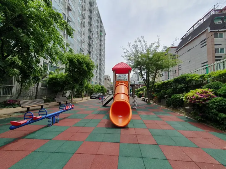시소와 미끄럼틀이 놓인 놀이터