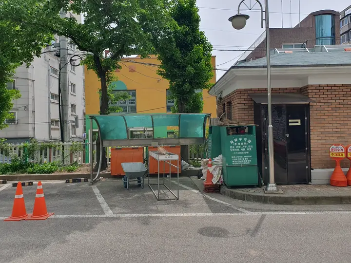 경비실 옆 분리수거장