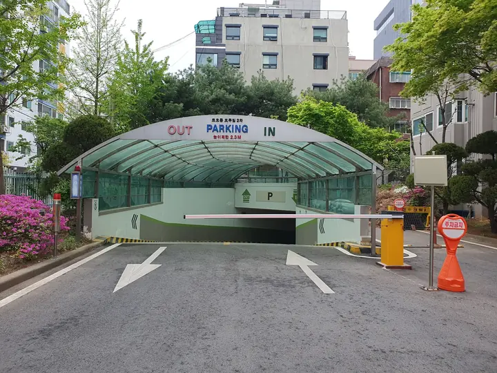 지붕 덮인 지하주차장 입구