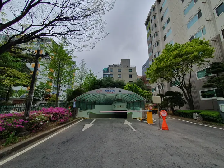 진입로에서 본 지하주차장
