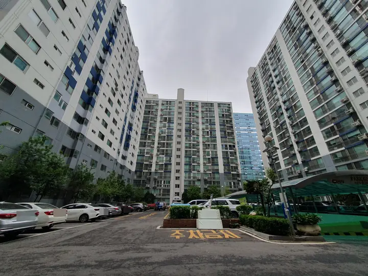지하주차장 입구 너머 20층 동