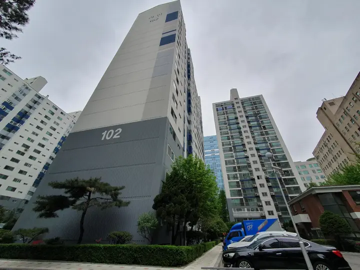 올려다본 102동