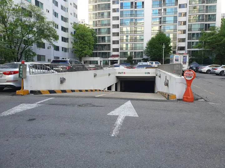 동 사이 지하주차장 입구