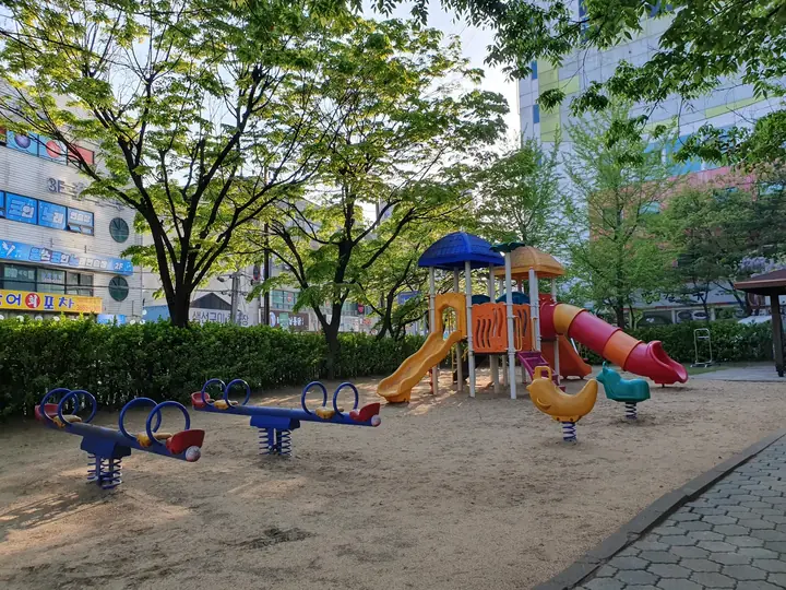 나무 사이 모래 놀이터