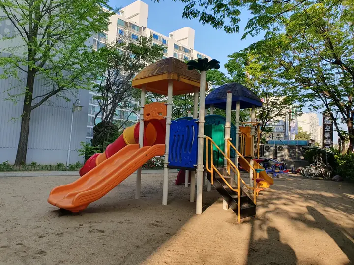 동 앞 놀이터