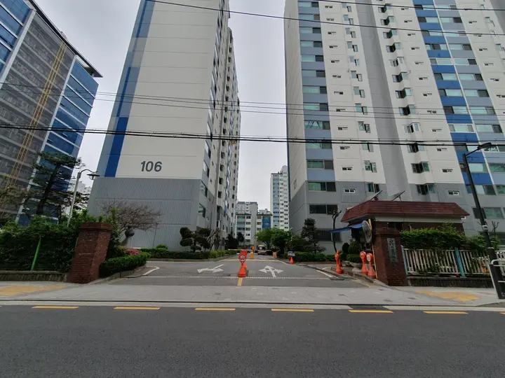 106동이 보이는 정문