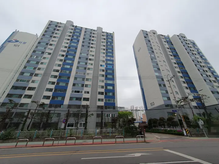 길 건너에서 본 101동과 102동
