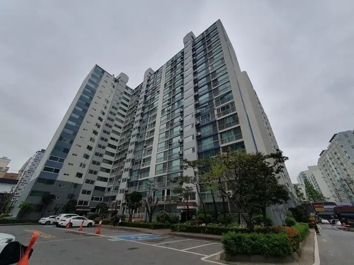 주차장을 둘러싼 19층 동