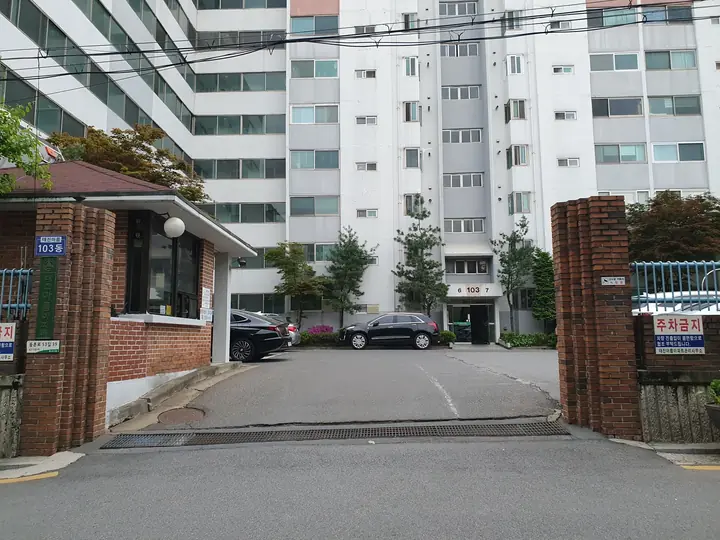 103동 앞 출입구