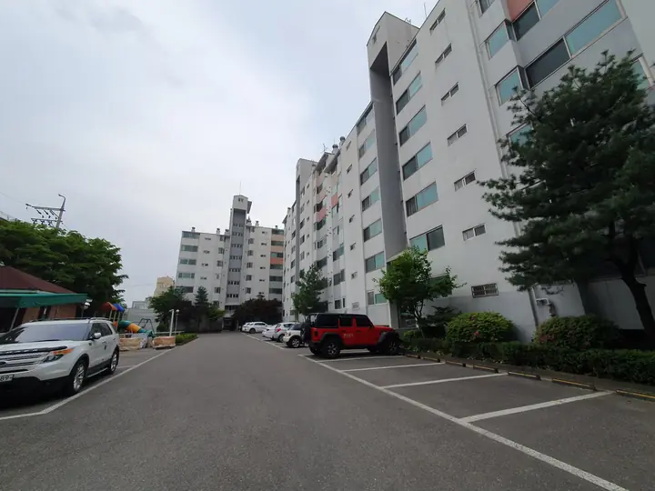 주차장 따라 이어진 10층 동