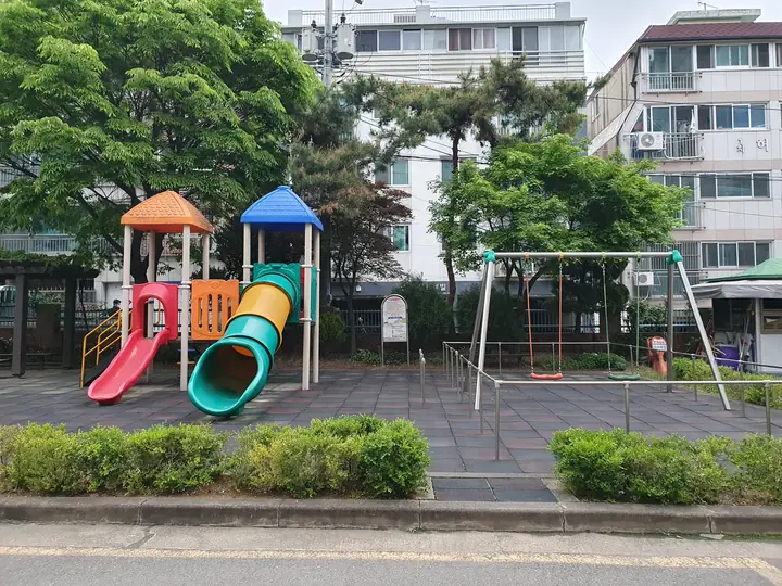 주황·파란 지붕 놀이대
