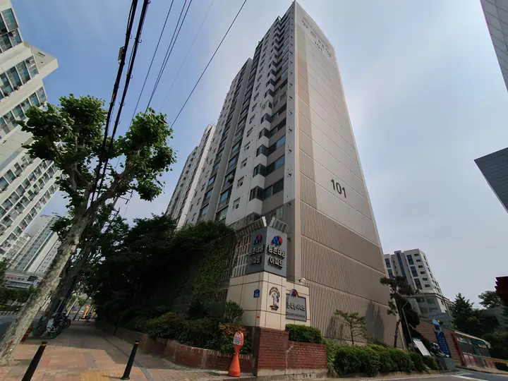 길가에서 올려다본 101동