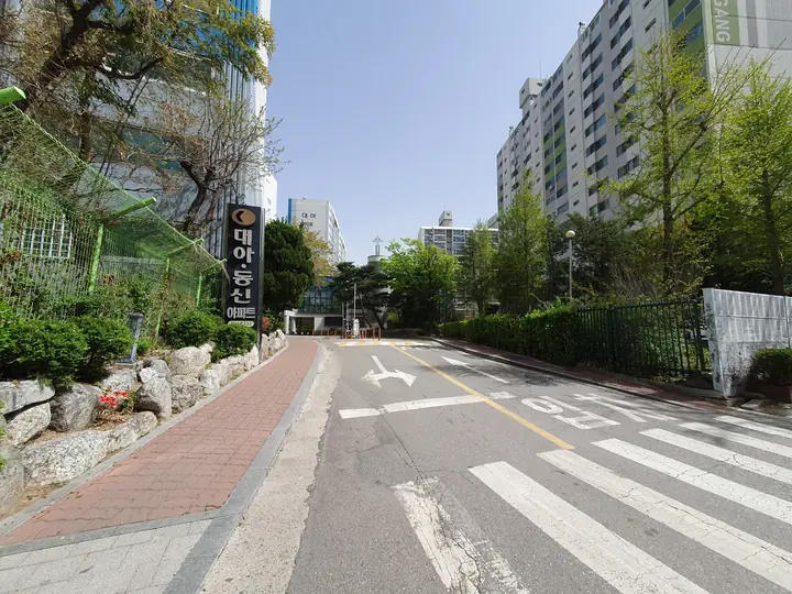 언덕을 오르는 단지 진입로