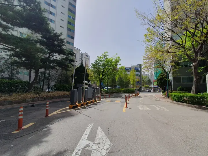 차단기가 있는 단지 출입구