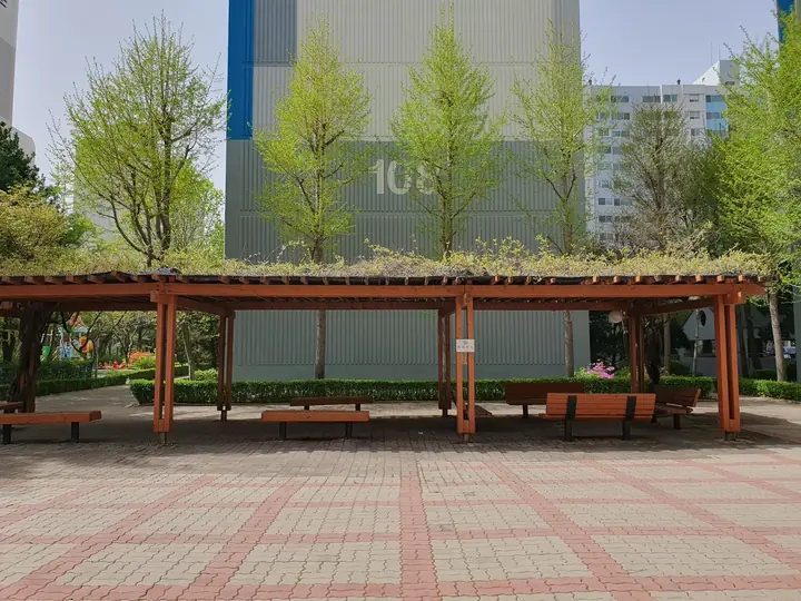 화단을 얹은 목재 퍼걸러 쉼터
