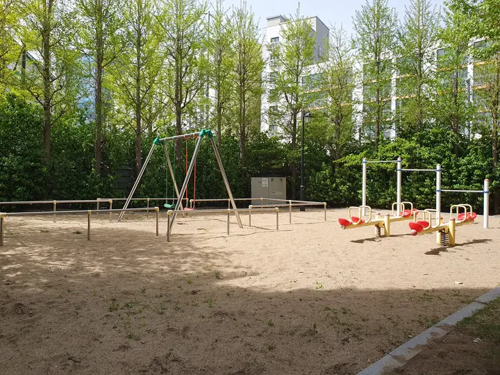 그네가 있는 모래 놀이터