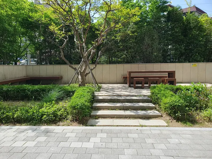 계단과 벤치가 있는 정원