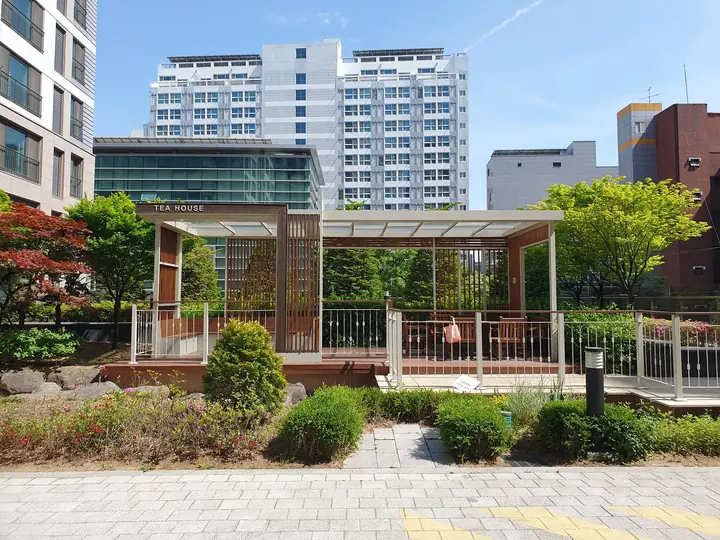 정원 너머 티하우스 퍼걸러