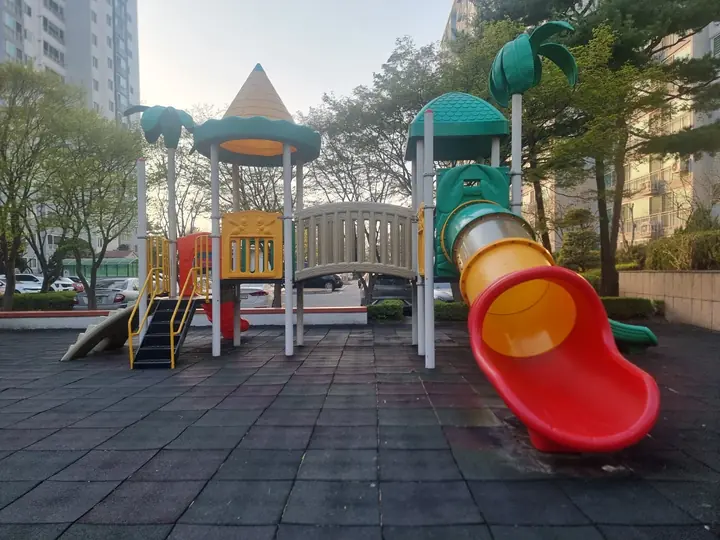 야자수 장식 놀이대와 튜브 미끄럼틀