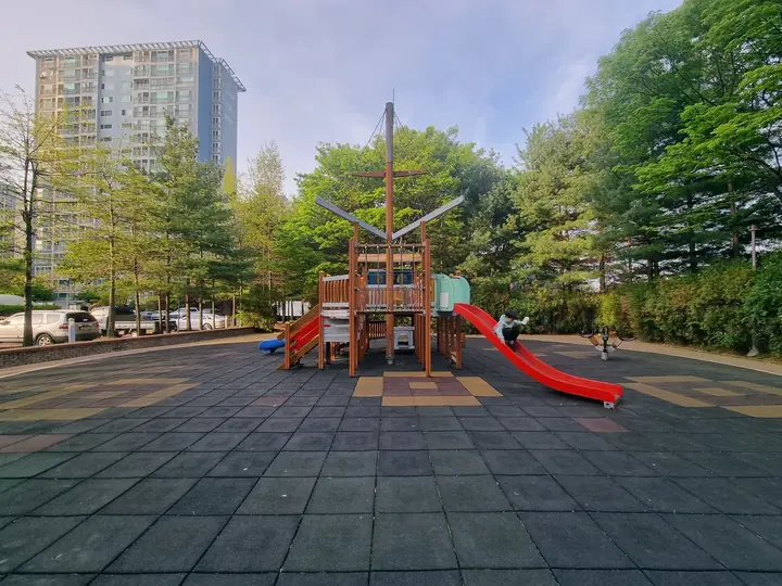 돛대가 있는 배 모양 놀이터 전경