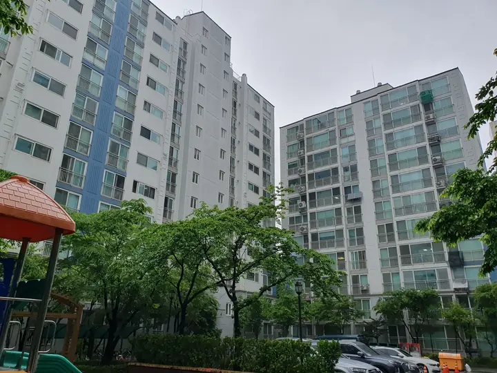 놀이터 옆에서 올려다본 동