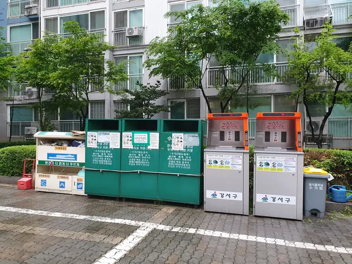 음식물 수거기와 분리수거함