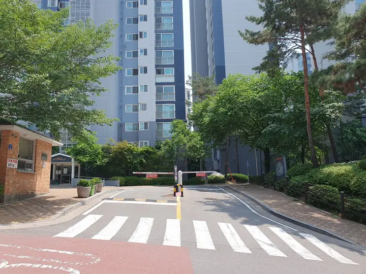 경비실과 차단기가 선 정문