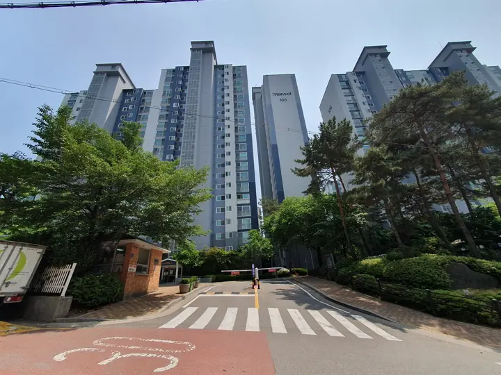 정문 너머 25층 동