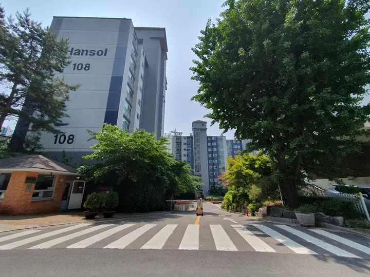 108동 앞 차량 출입구