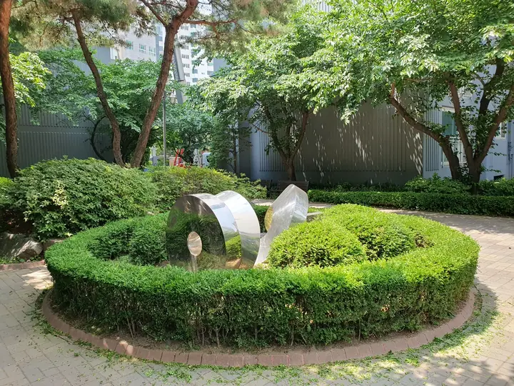 화단 속 고리 조형물