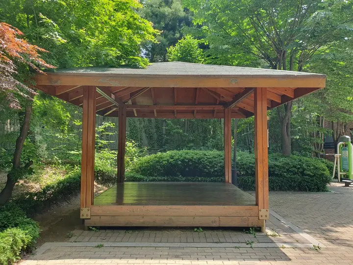나무 그늘 아래 정자