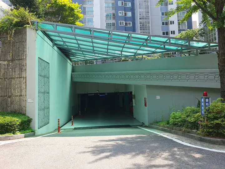 유리 지붕을 씌운 지하주차장 입구