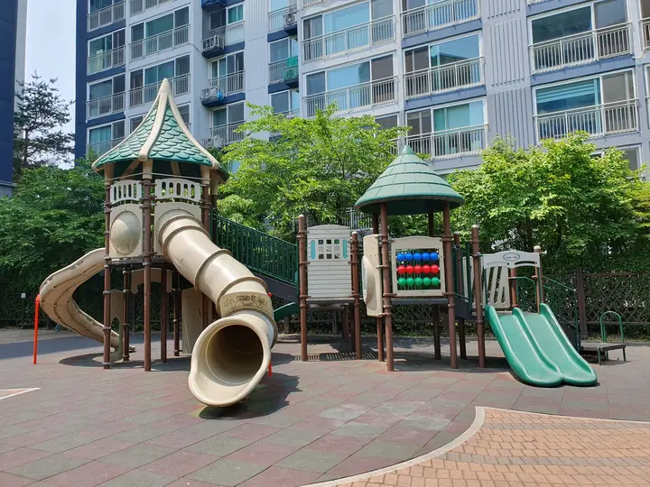 동 앞 놀이터