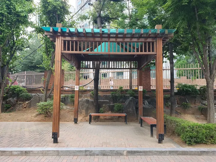 벤치를 둔 퍼걸러