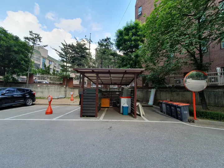 지붕을 얹은 분리수거장