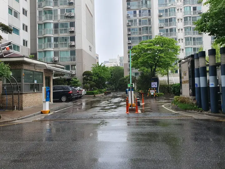 경비실과 차단기가 선 진입로