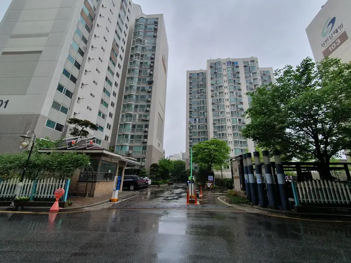 진입로에서 본 101동과 102동