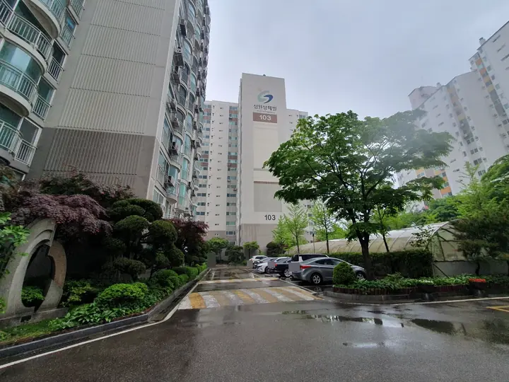 정원 옆으로 이어진 103동 앞 안길