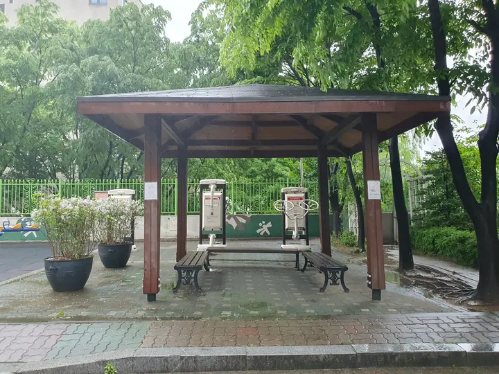 운동기구를 둔 나무 정자