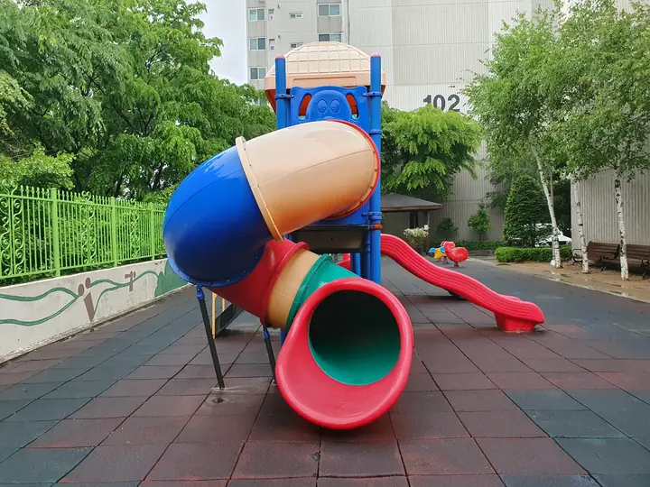 터널 미끄럼틀과 102동