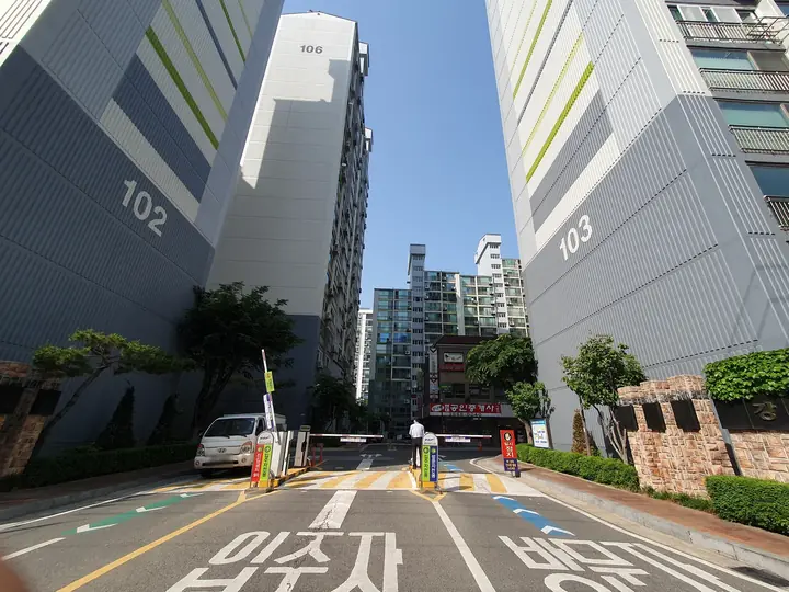 차단기가 있는 입주자 진입로