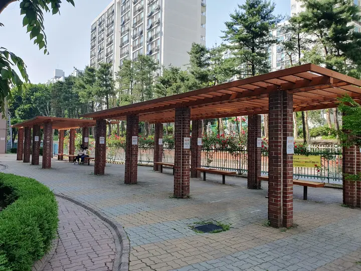 붉은 벽돌 기둥의 긴 퍼걸러