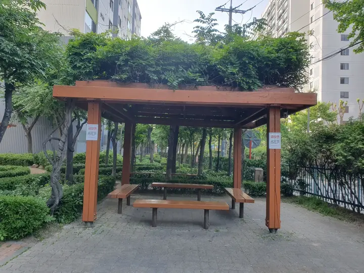 덩굴이 덮은 퍼걸러 테이블