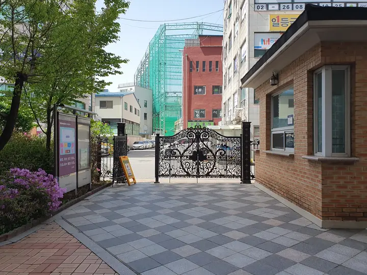 경비실 옆 철제 쪽문